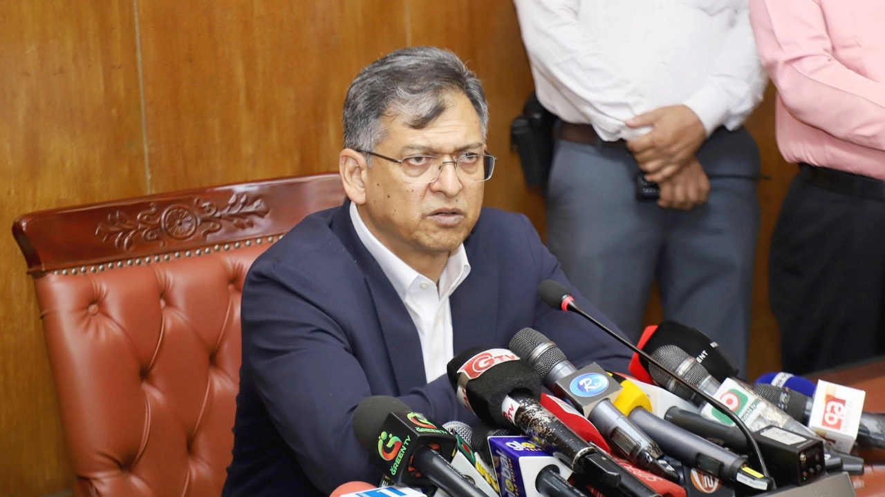 কথা বলছেন স্বরাষ্ট্রমন্ত্রী সালাহউদ্দিন আহমদ।