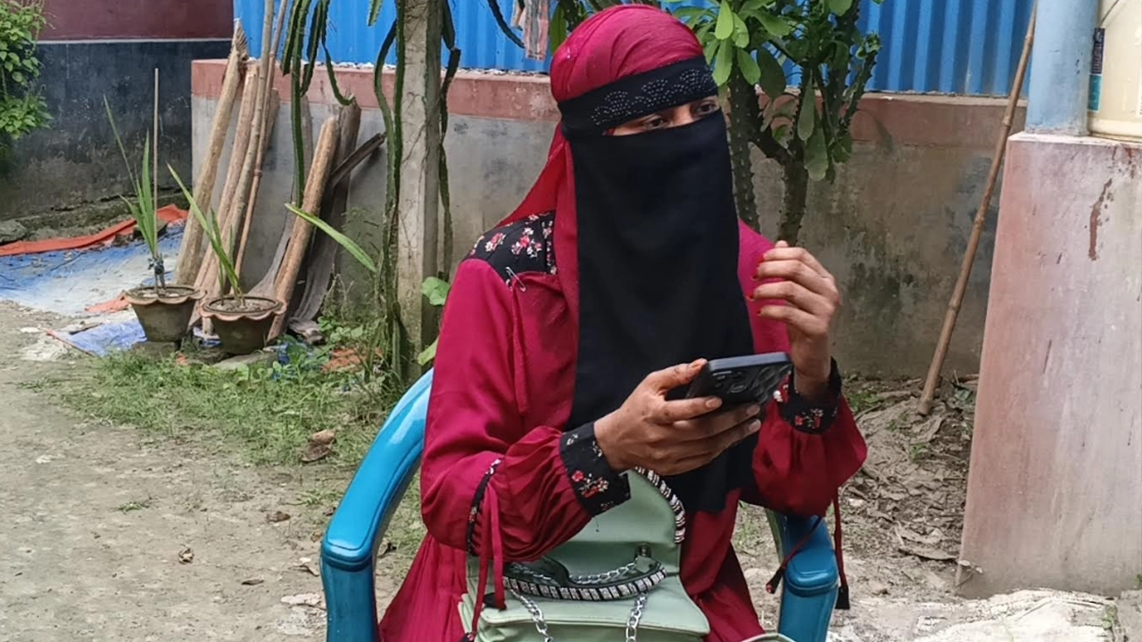 নগরকান্দা উপজেলায় প্রেমিকের বাড়িতে গিয়ে বিয়ের দাবিতে অনশন শুরু করেছেন এক তরুণী।