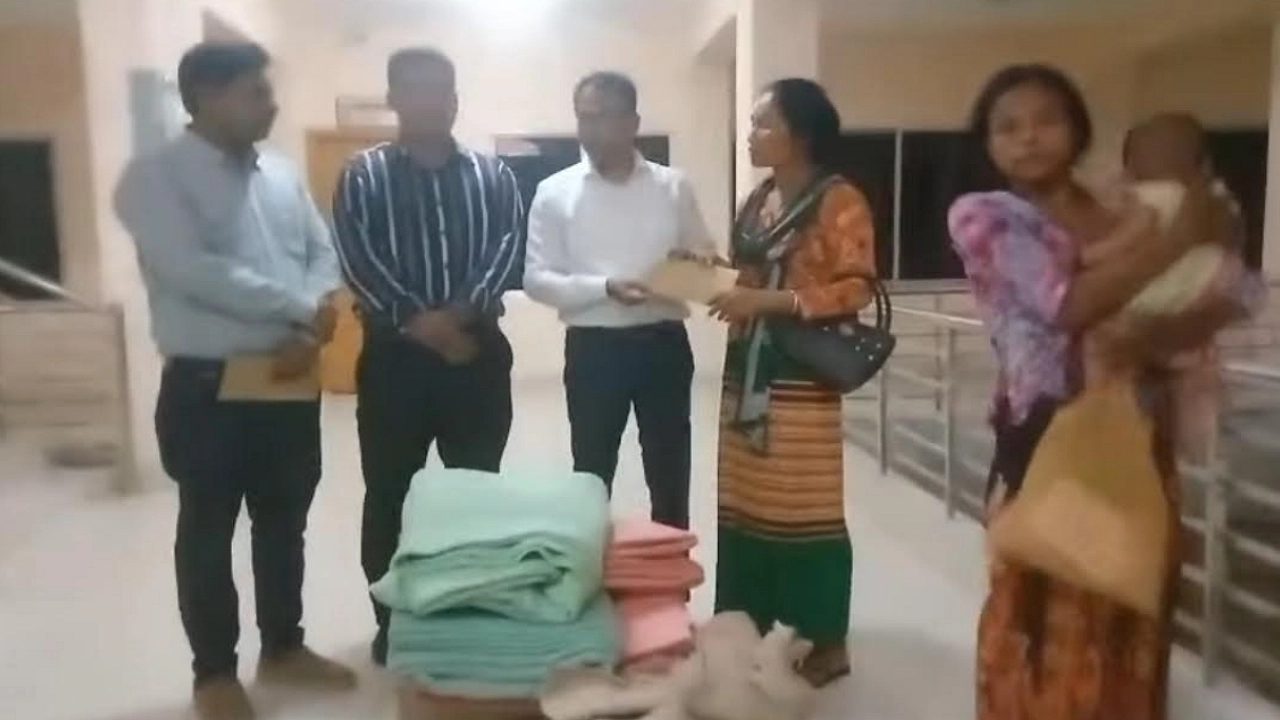 ঘুমধুম সীমান্তে মাইন বিস্ফোরণে নিহত তিন পরিবারের পাশে উপজেলা প্রশাসন
