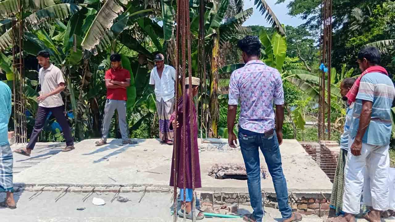 সেপটিক ট্যাংকের সেন্টারিং খুলতে গিয়ে বিষাক্ত গ্যাসে আক্রান্ত হয়ে দুই শ্রমিকের মৃত্যু