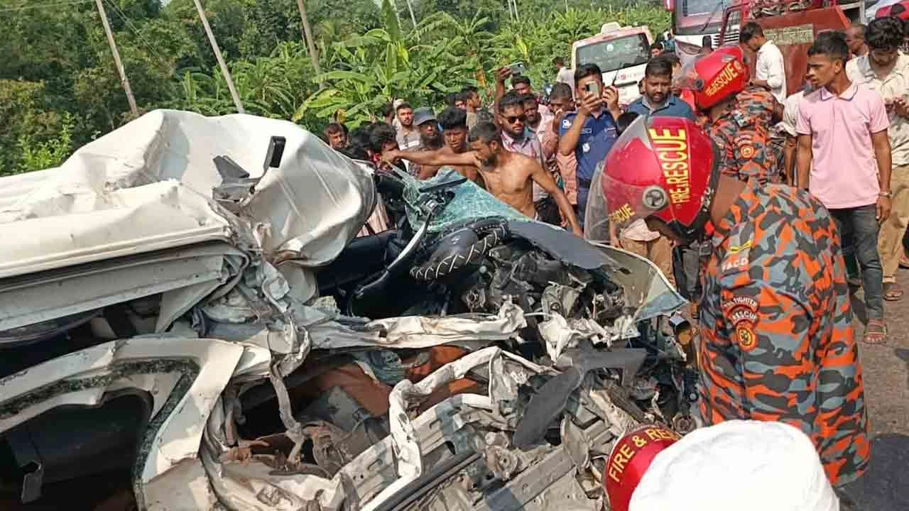 দুমড়ে মুচড়ে যাওয়া অ্যাম্বুলেন্স