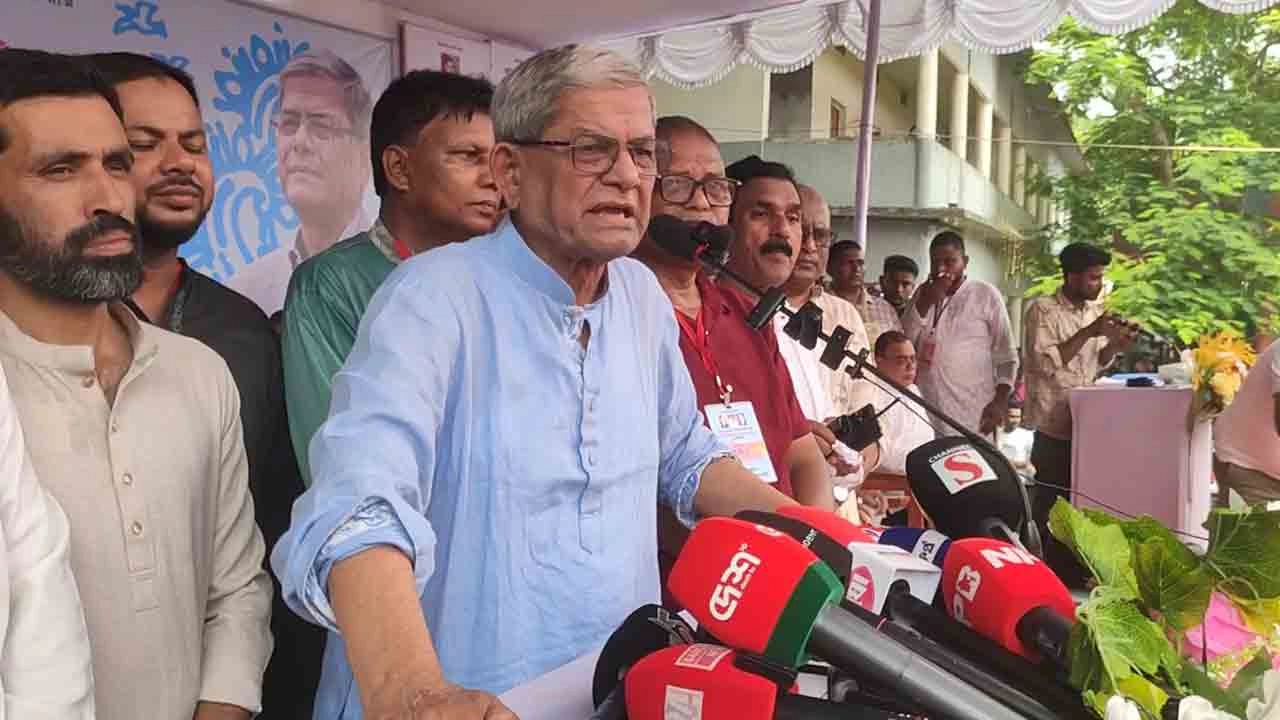 গরিক সংবর্ধনা অনুষ্ঠানে প্রধান অতিথির বক্তব্য রাখেন বিএনপির মহাসচিব ও এলজিআরডি মন্ত্রী মির্জা ফখরুল ইসলাম আলমগীর