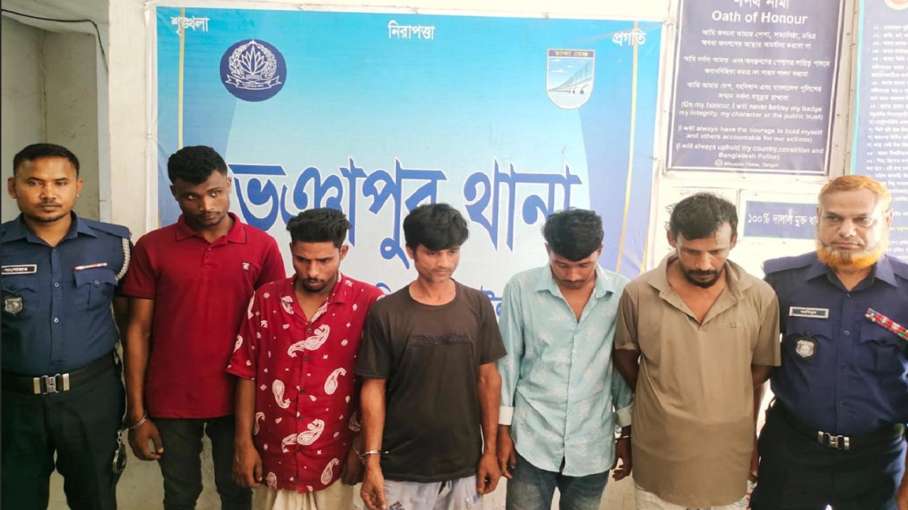 ভূঞাপুরে দেশীয় অস্ত্রসহ ৫ ডাকাতকে আটক করে পুলিশে দিল এলাকাবাসী