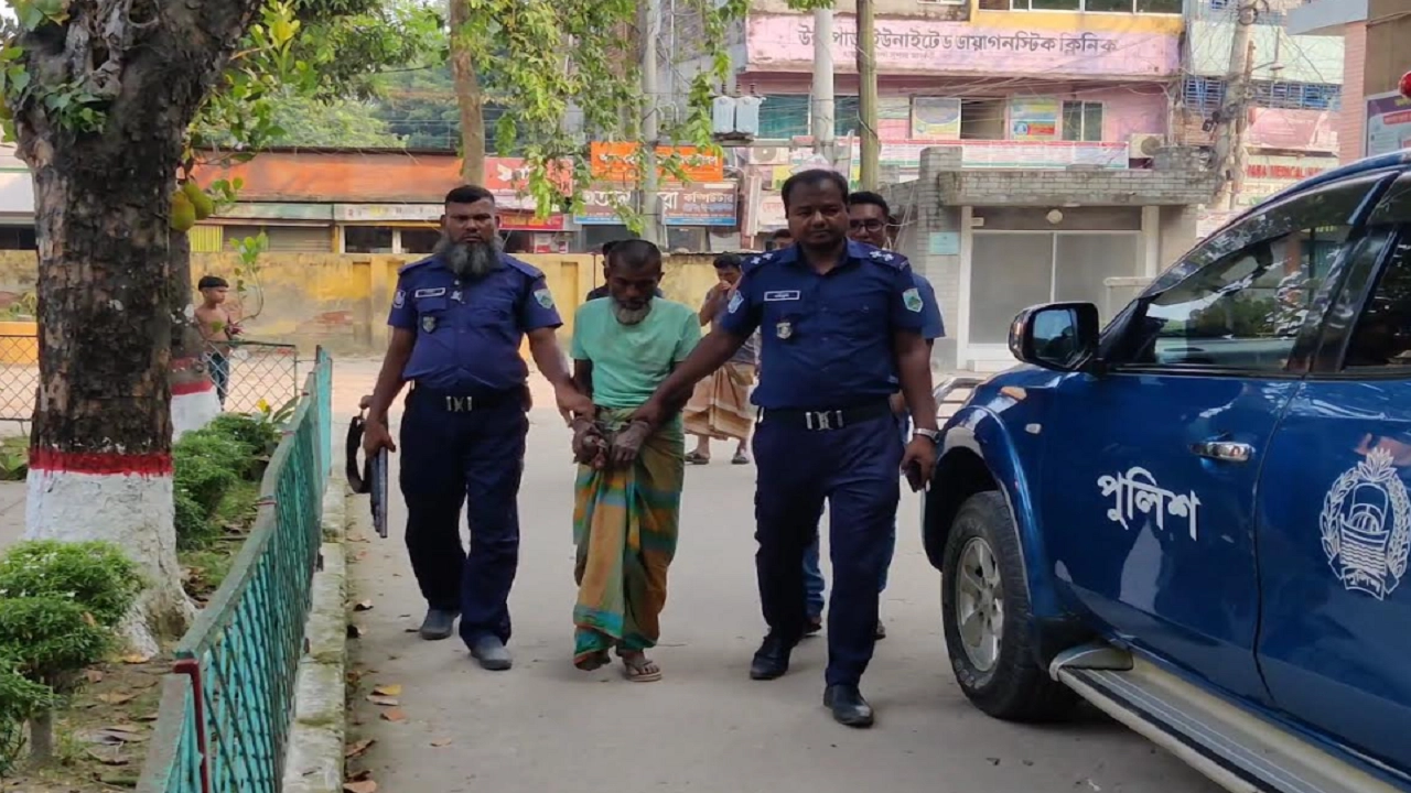 উল্লাপাড়ায় শিশু ধর্ষণের অভিযোগে বৃদ্ধকে গণপিটুনি দিয়ে পুলিশের হাতে সোপর্দ
