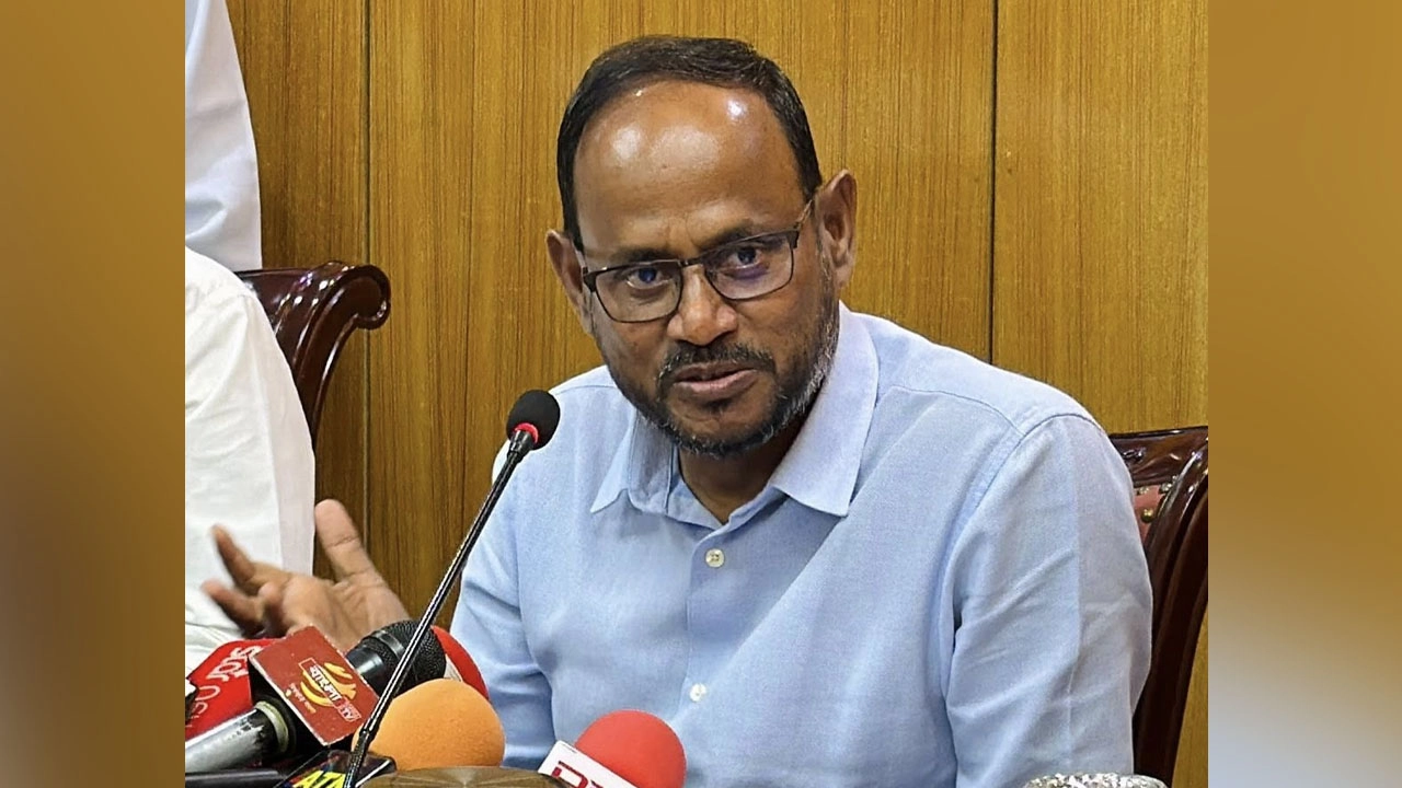 সংবাদ সম্মেলনে কথা বলছেন মৎস্য ও প্রাণিসম্পদ প্রতিমন্ত্রী সুলতান সালাউদ্দিন টুকু।