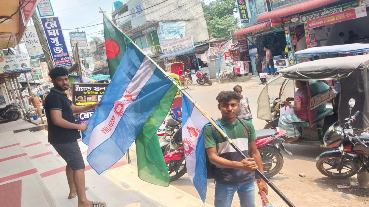 আখাউড়ায় জমে উঠেছে পতাকা বিক্রি 