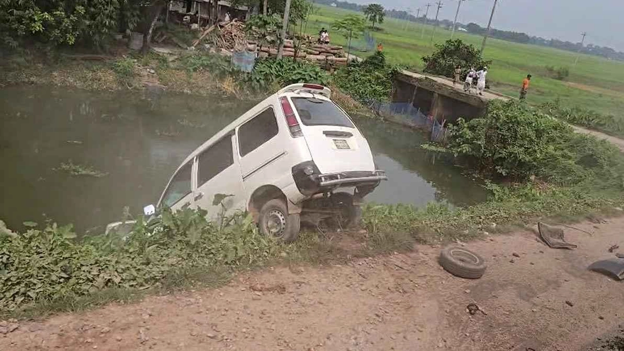ব্রাহ্মণবাড়িয়ায় ট্রেনের ধাক্কায় মাইক্রোবাস খাদে