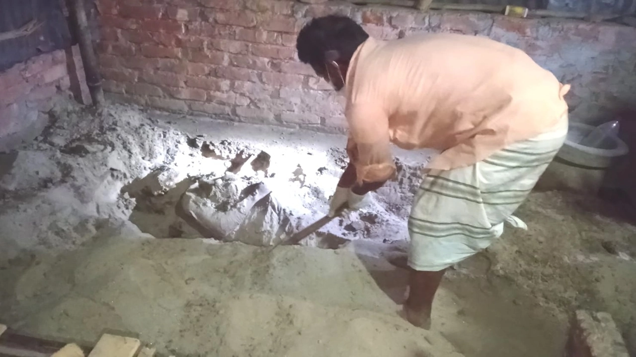 মেঝের নিচে মিলল বৃদ্ধা মায়ের মরদেহ