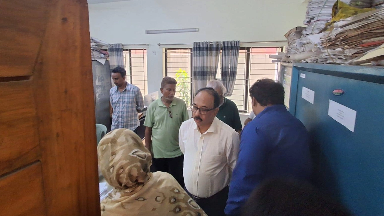 ক্যান্টনমেন্ট রাজস্ব সার্কেলে আকস্মিক পরিদর্শনে বিভাগীয় কমিশনার