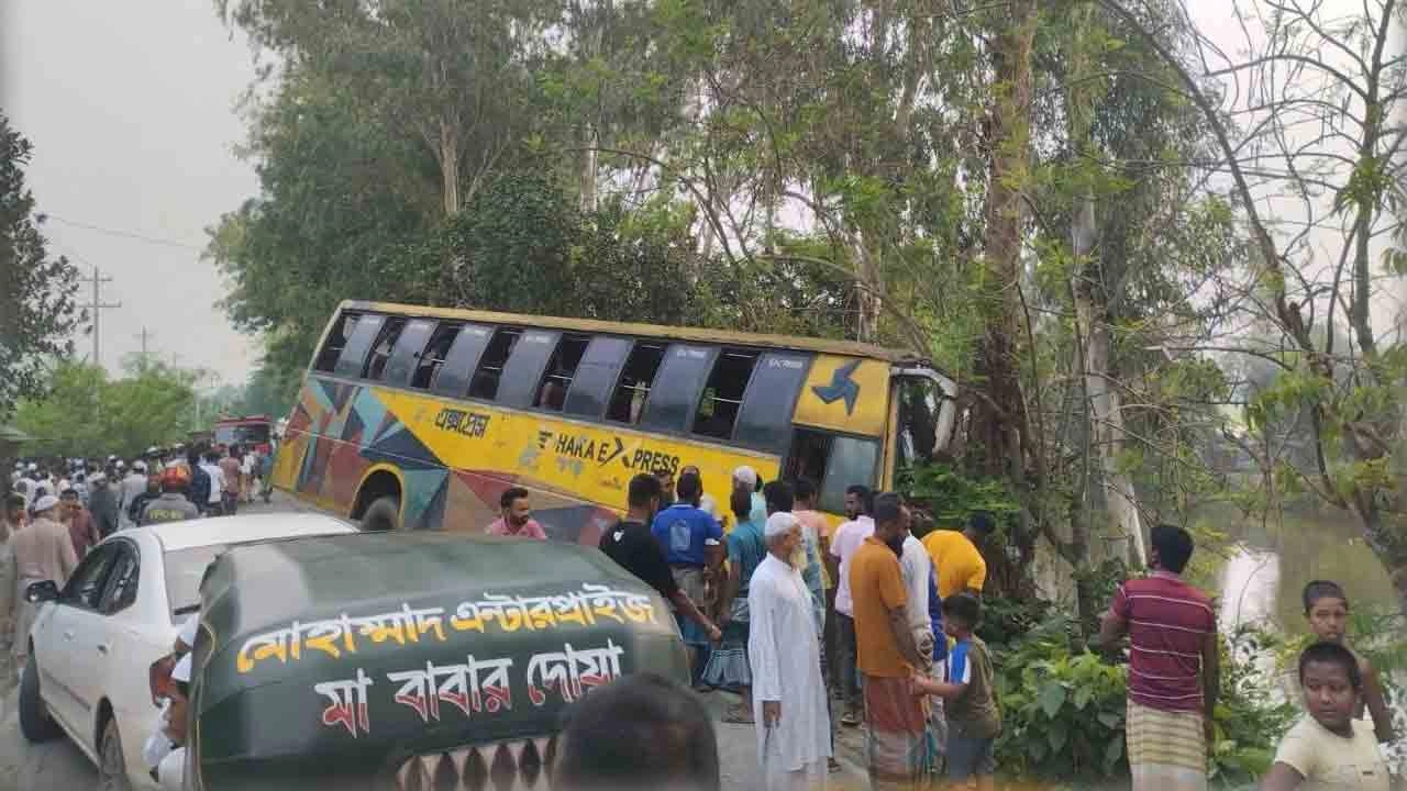 বেলকুচির মেঘুল্লায় ঢাকা এক্সপ্রেসের যাত্রীবাহী বাসচাপায় অটোভ্যানের তিন আরোহী নিহত