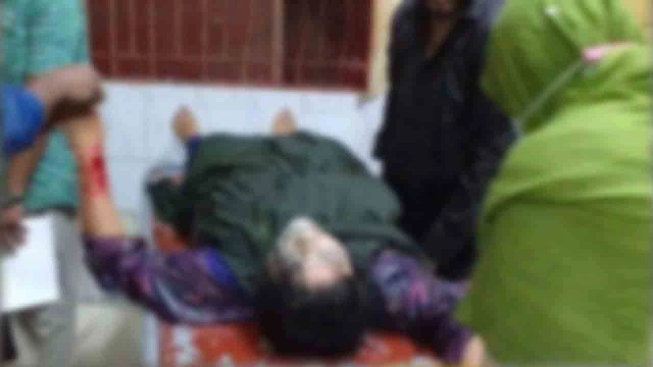 তরুণীর মুখে অ্যাসিড নিক্ষেপ