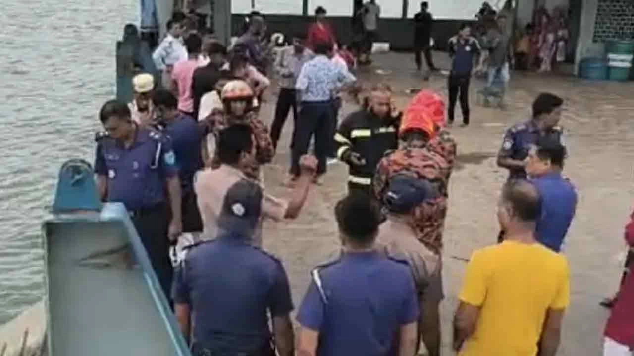 যাত্রীবাহী বাস ডুবে যাওয়ার ঘটনায় অভিযান