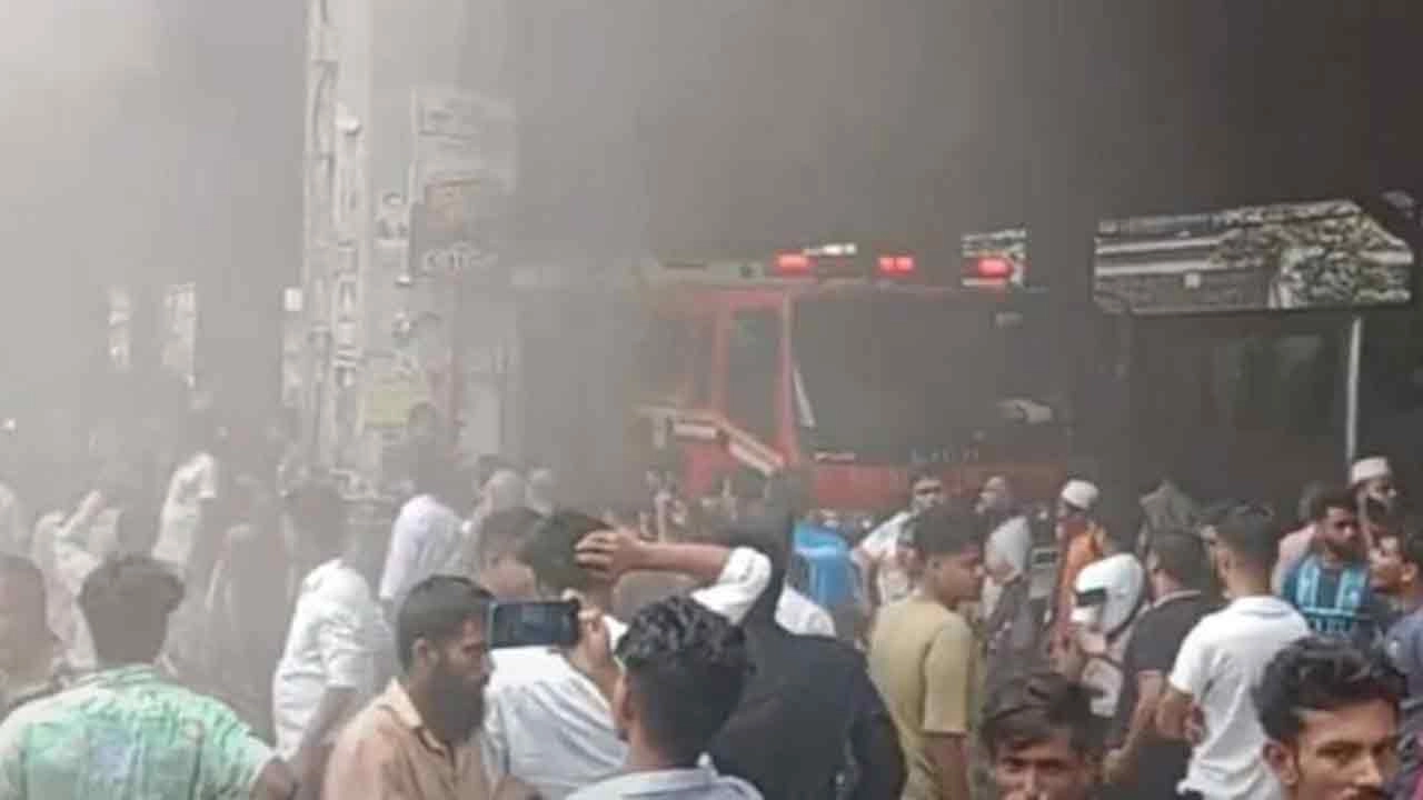 আগুন নেভাতে ঘটনাস্থলে ফায়ার সার্ভিসের গাড়ি