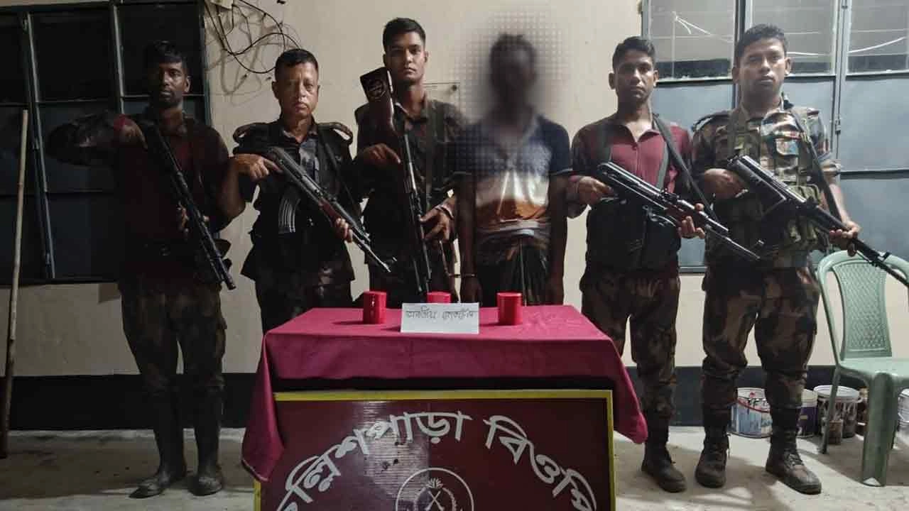 কুষ্টিয়ায় ৩টি ককটেলসহ এক ব্যক্তিকে আটক করেছে বডার গার্ড বাংলাদেশ (বিজিবি)