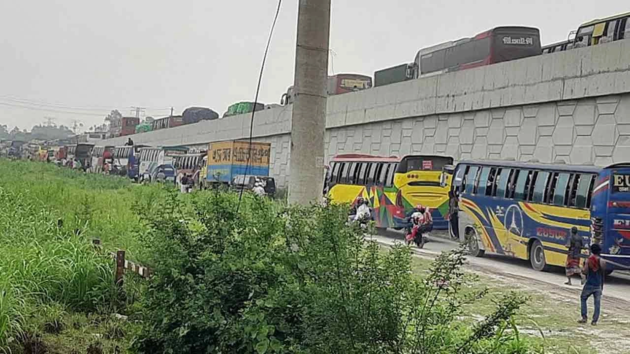 যমুনা সেতু পশ্চিম মহাসড়কে ১০ কিলোমিটার যানজট, চরম দুর্ভোগে যাত্রীরা