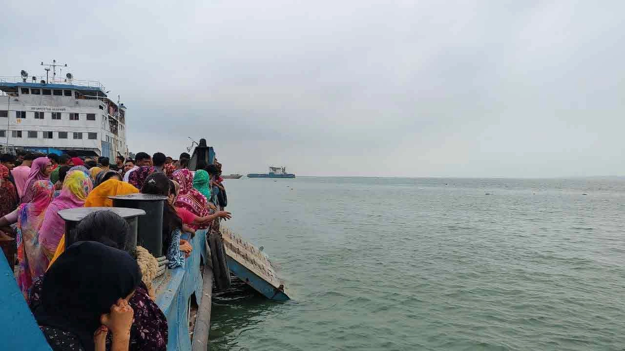নদীতে ডুবে যাওয়া বাসটি উদ্ধার করা হচ্ছে।