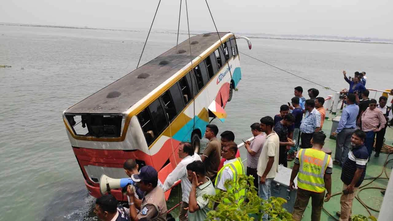 উদ্ধার করা হয়েছে দৌলতদিয়া ৭নং ফেরিঘাটে পদ্মায় পড়ে যাওয়া যাত্রীবাহী বাসটি