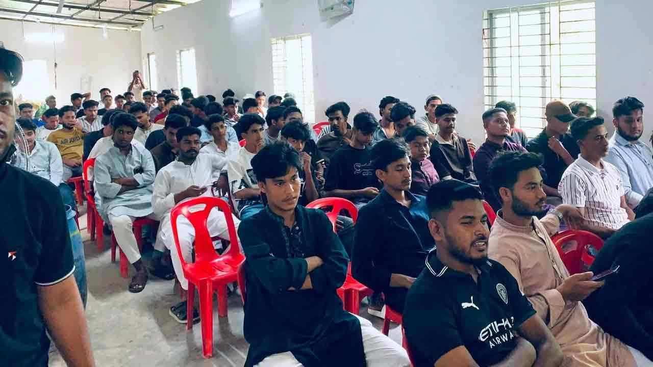 সভায় উপস্থিত নেতাকর্মী। গতকাল বিকেলে চট্টগ্রামের ফটিকছড়ি উপজেলায়