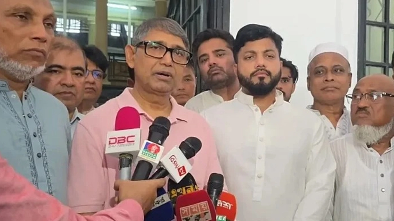 চট্টগ্রাম সার্কিট হাউস সংলগ্ন জাদুঘর পরিদর্শন শেষে সাংবাদিকদের সঙ্গে আলাপকালে মুক্তিযুদ্ধ বিষয়ক মন্ত্রী আহমেদ আযম খান