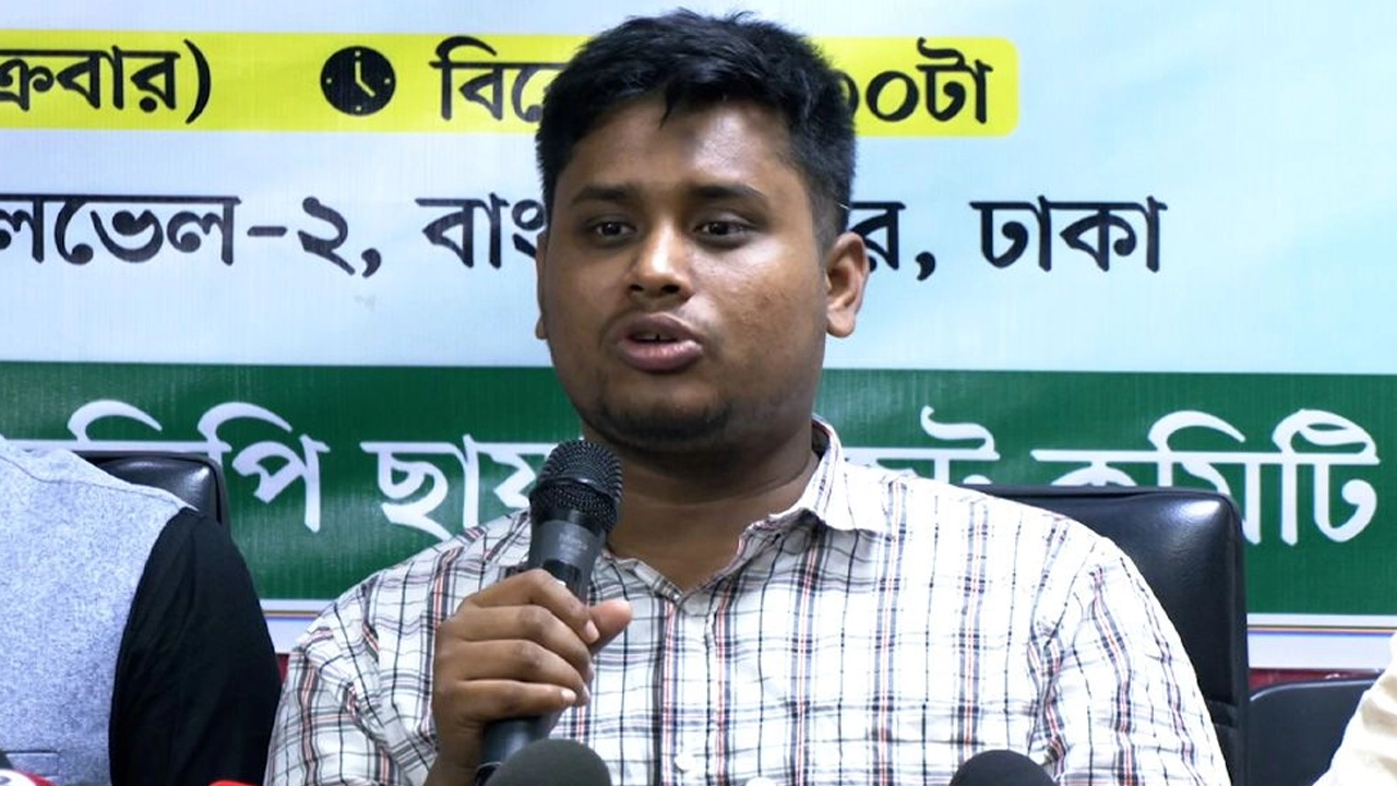সংবাদ সম্মেলনে হাসনাত আব্দুল্লাহ।