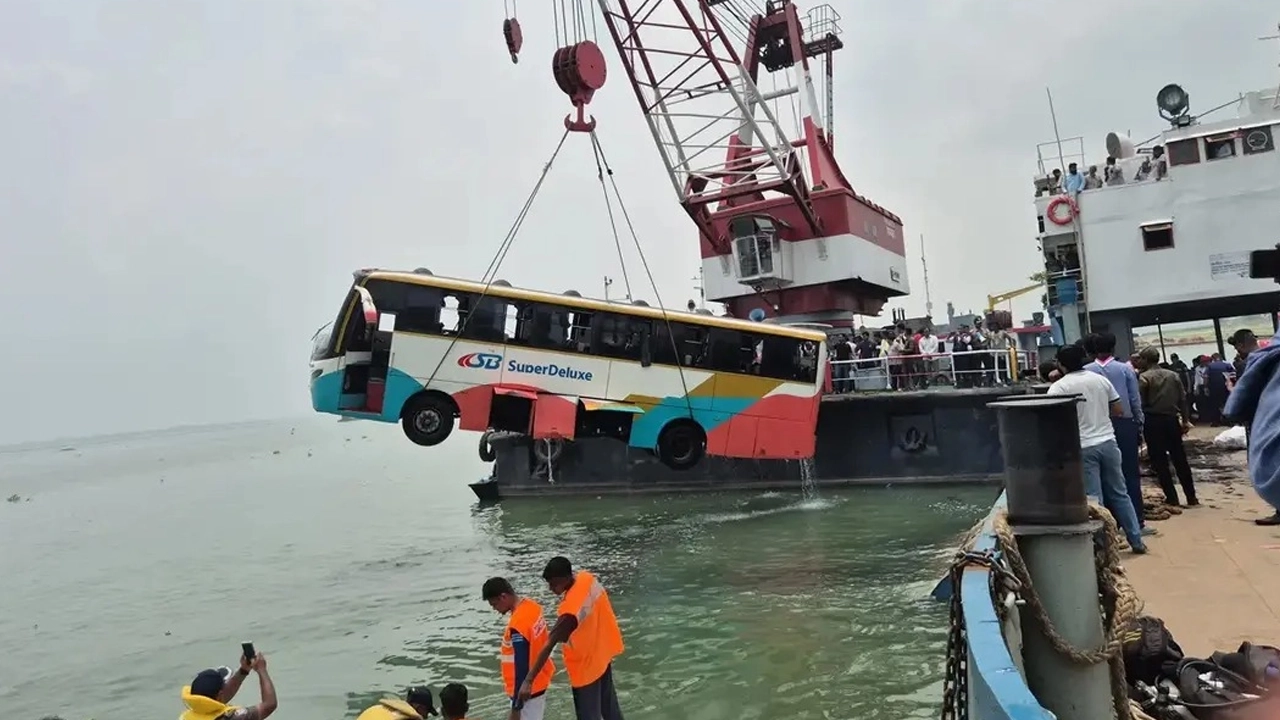 নদীতে বাস পড়ে যাওয়ার ঘটনায় তদন্ত কমিটি গঠন