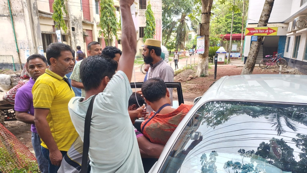 সাতক্ষীরায় বিএনপি-জামায়াত রক্তক্ষয়ী সংঘর্ষ, আহত ১৩