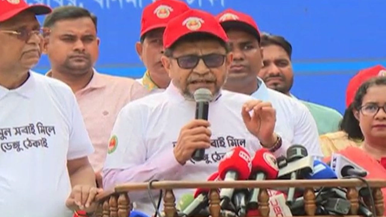 কথা বলছেন স্বাস্থ্যমন্ত্রী সরদার মো. সাখাওয়াত হোসেন।