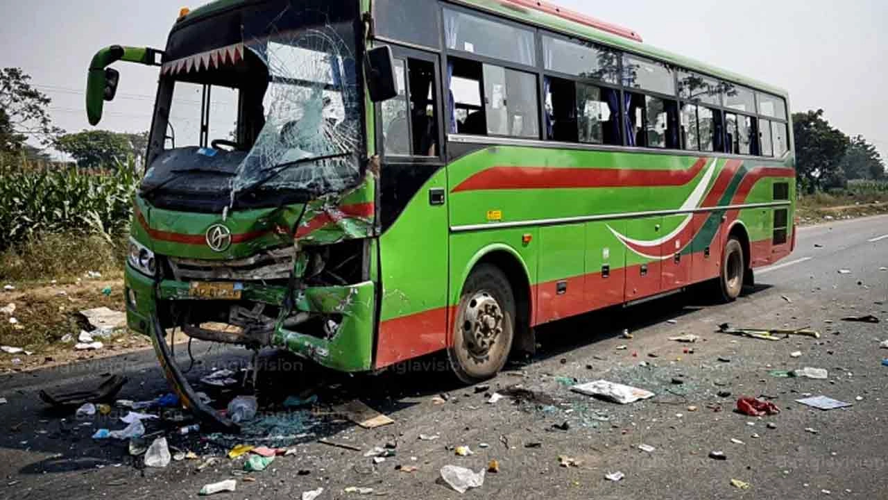 দুর্ঘটনায় কবলিত বাস