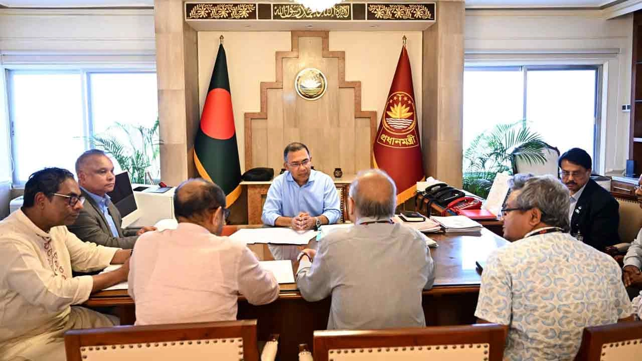 রাজধানীর তেজগাঁওয়ে প্রধানমন্ত্রীর কার্যালয়ে বৈঠক