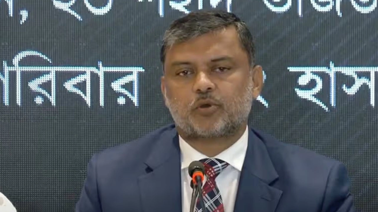 কথা বলছেন শিশির মনির।