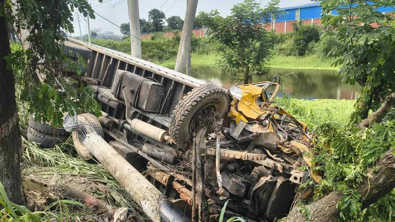 নিয়ন্ত্রণ হারিয়ে সড়কের পাশের উল্টে যায় কাভার্ডভ্যান