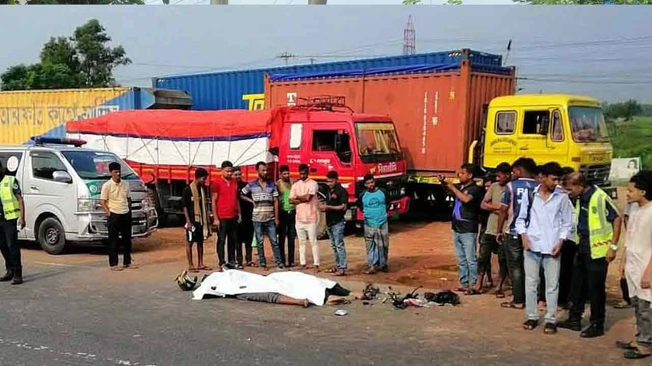 চৌদ্দগ্রামে যাত্রীবাহী বাসের পেছনে মোটরসাইকেলের ধাক্কায় দুই তরুণ নিহত