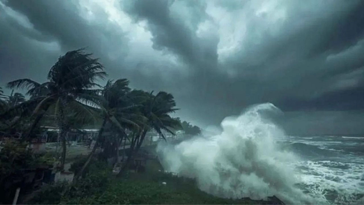 রাতের মধ্যে ১৮ অঞ্চলে তুমুল ঝড়ের আভাস