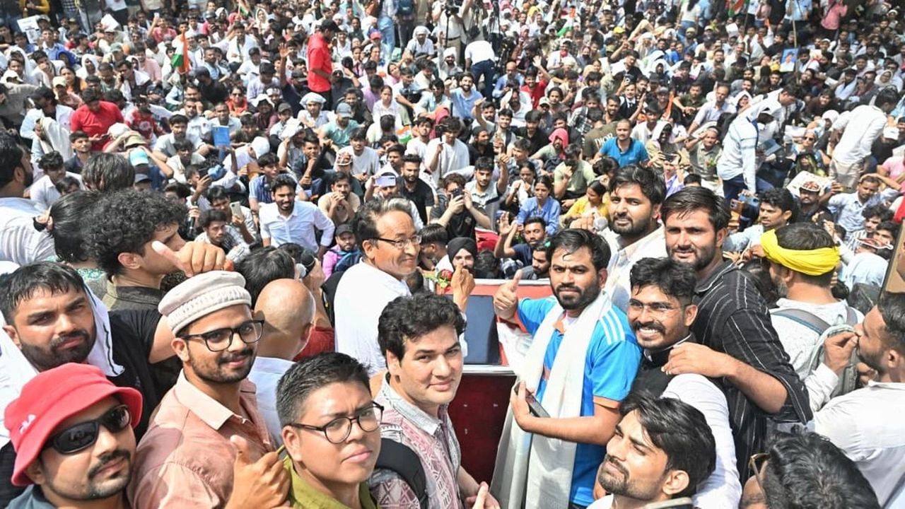 ককরোচ জনতা পার্টির বিক্ষোভে উত্তাল দিল্লি, নিরাপত্তা জোরদার