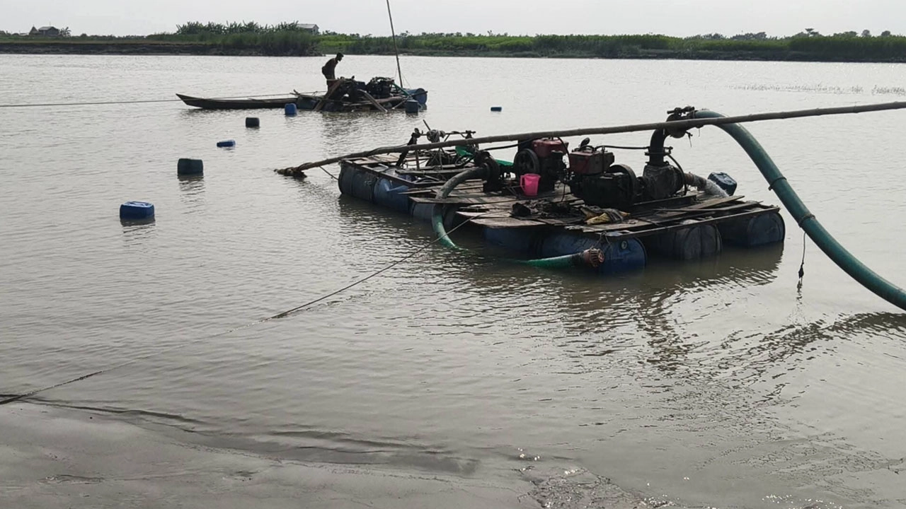মেঘনায় জব্দ করা ড্রেজার