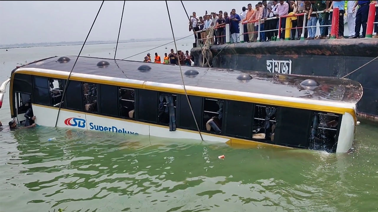দৌলতদিয়ায় বাসডুবি: চালক, হেলপার ও সুপারভাইজর গ্রেপ্তার