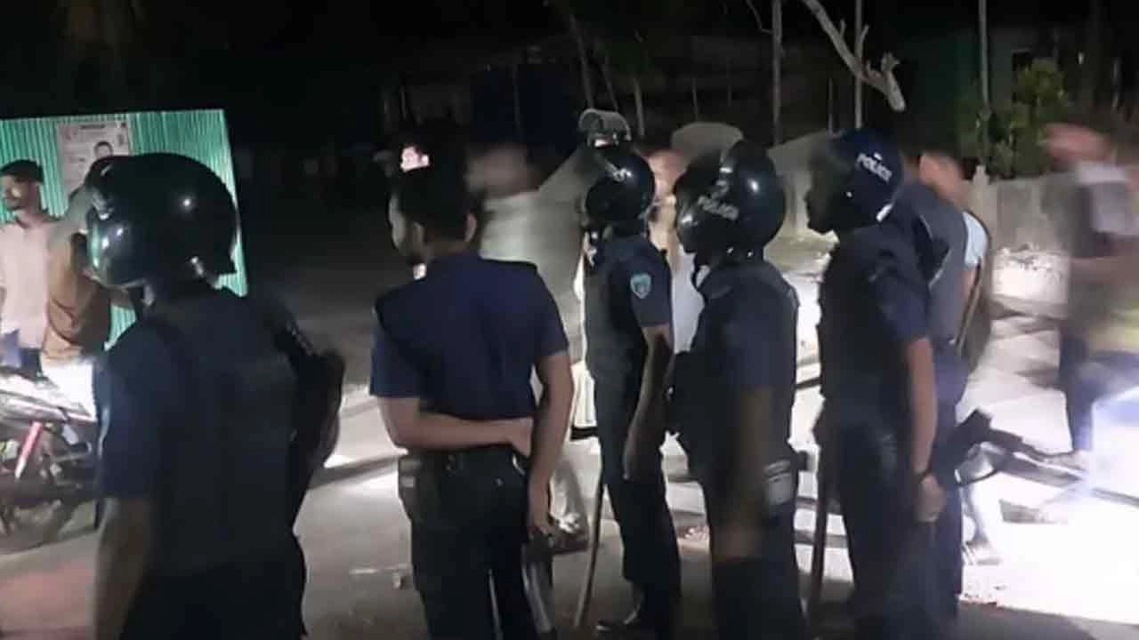নোয়াখালী সদর উপজেলার পশ্চিম শুল্লাকিয়ায় আওয়ামী লীগ বিএনিপর পাল্টাপাল্টি হামলার পর পুলিশের অবস্থান