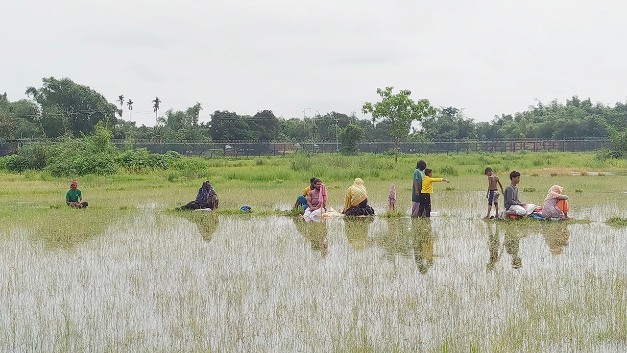 ভারতীয় সীমান্তে আটকে পড়া কয়েকজন