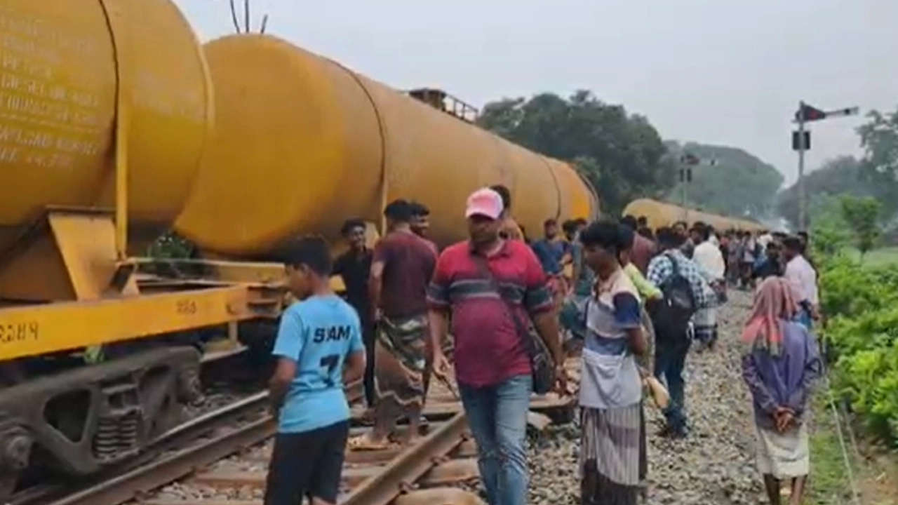ঝিনাইদহে মালবাহী ট্রেন লাইনচ্যুত ।। ছবি: সংগৃহীত