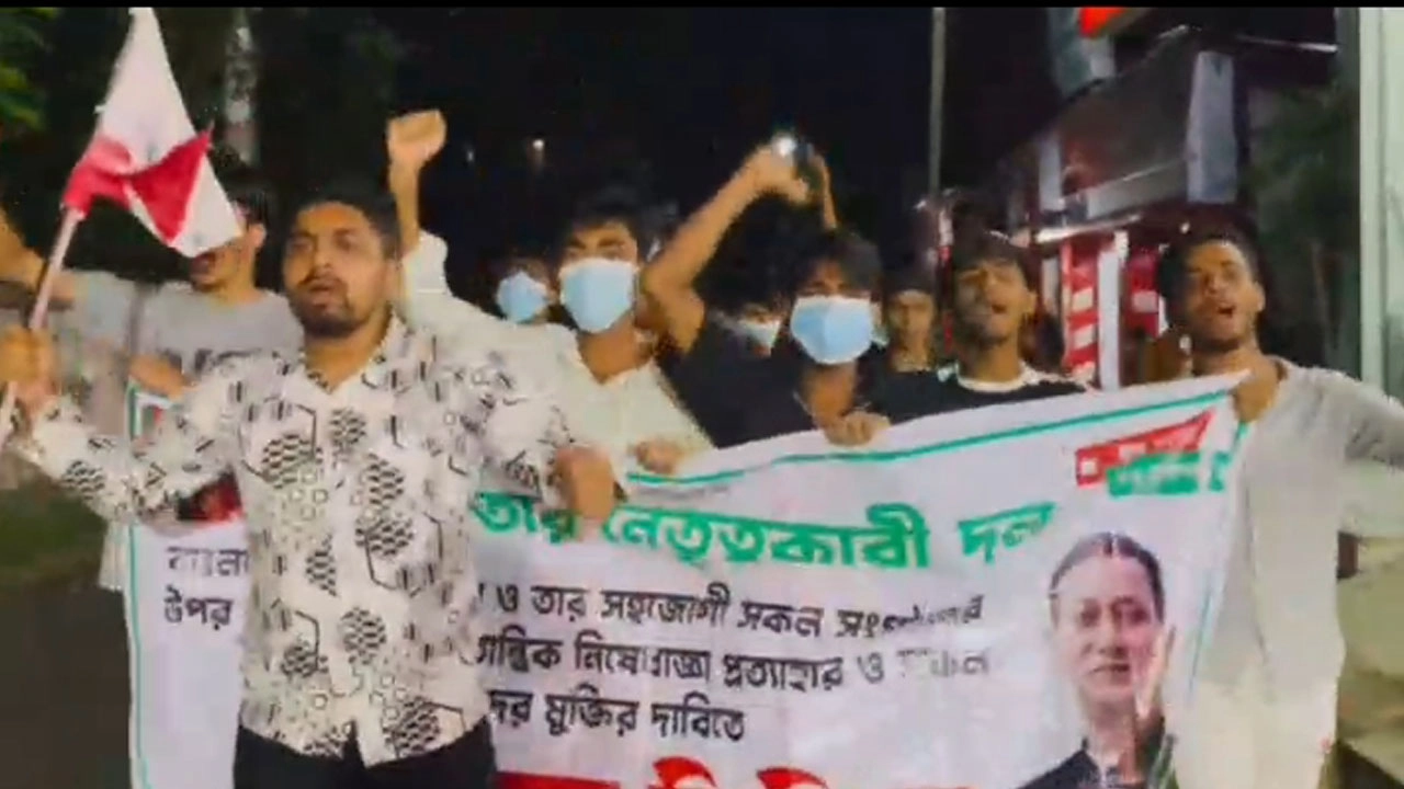 বাউফল পৌরশহরে নিষিদ্ধ ঘোষিত ছাত্রলীগের বিক্ষোভ মিছিল