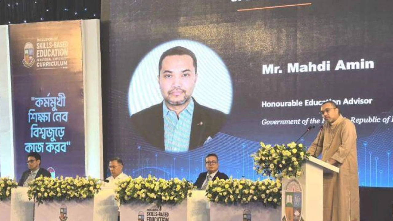 জাতীয় বিশ্ববিদ্যালয়ের কারিকুলামে দক্ষতাভিত্তিক শিক্ষাবিষয়ক শিক্ষক প্রশিক্ষণ কর্মসূচির উদ্বোধনী অনুষ্ঠানে বক্তব্য দিচ্ছে মাহদী আমিন
