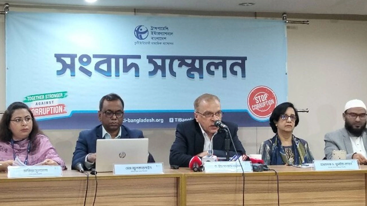 সংবাদ সম্মেলনে কথা বলছেন টিআইবির নির্বাহী পরিচালক ড. ইফতেখারুজ্জামান