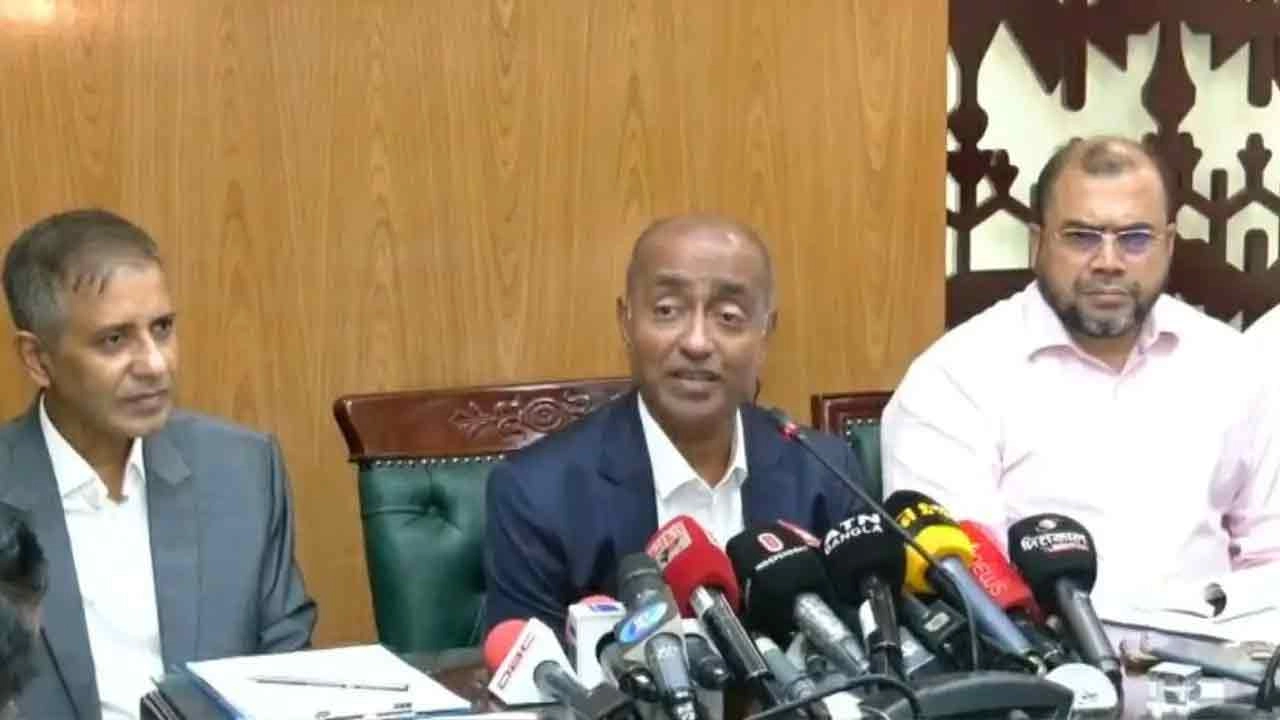 সংবাদ সম্মেলনে বক্তব্য রাখেন আইন, বিচার ও সংসদ বিষয়ক মন্ত্রী অ্যাডভোকেট মো. আসাদুজ্জামান