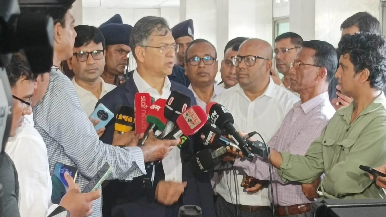 রামিসা হত্যা মামলার রায় ঘোষণার পর সচিবালয়ে সাংবাদিকদের প্রতিক্রিয়া জানাচ্ছেন স্বরাষ্ট্রমন্ত্রী সালাহউদ্দিন আহমদ ।। ছবি: সংগৃহীত