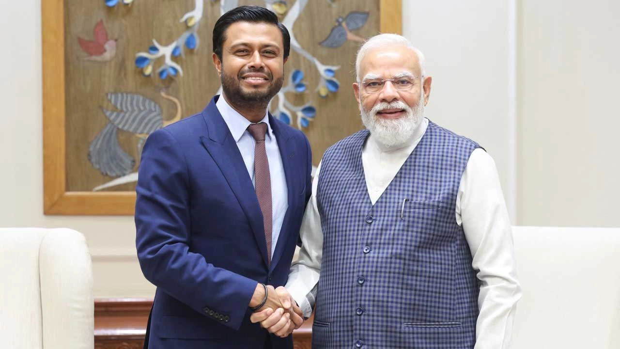 শিল্পপতি রবিন খুদা (বামে) ও ভারতের প্রধানমন্ত্রী নরেন্দ্র মোদি। ছবি: সংগৃহীত