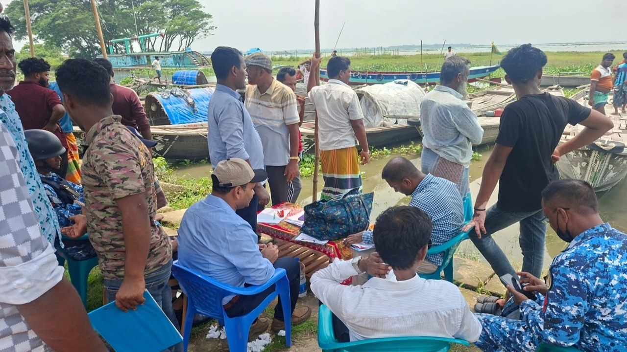 মতলব উত্তরে জাটকা রক্ষা অভিযানে জব্দ ৩৫ নৌকার উন্মুক্ত নিলাম কার্যক্রমে অংশ নিচ্ছেন ক্রেতা ও সংশ্লিষ্ট কর্মকর্তারা