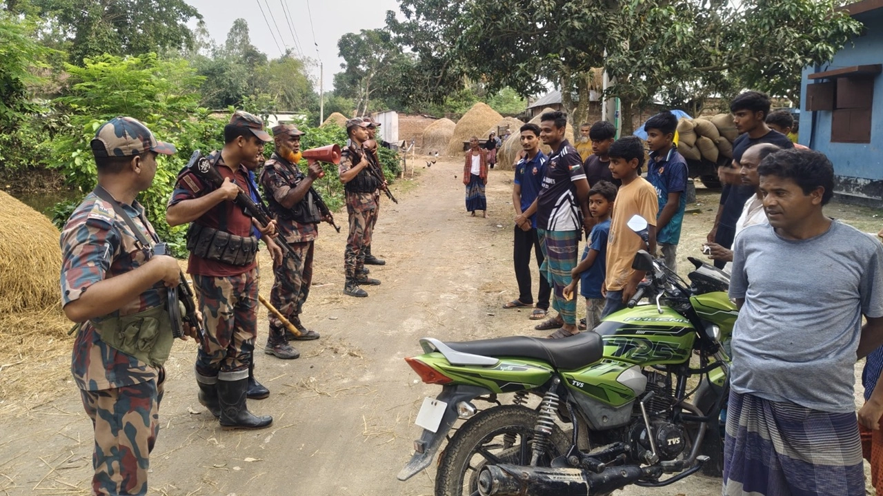 নওগাঁ সীমান্তে পুশ ইন ঠেকাতে কঠোর অবস্থানে বিজিবি 