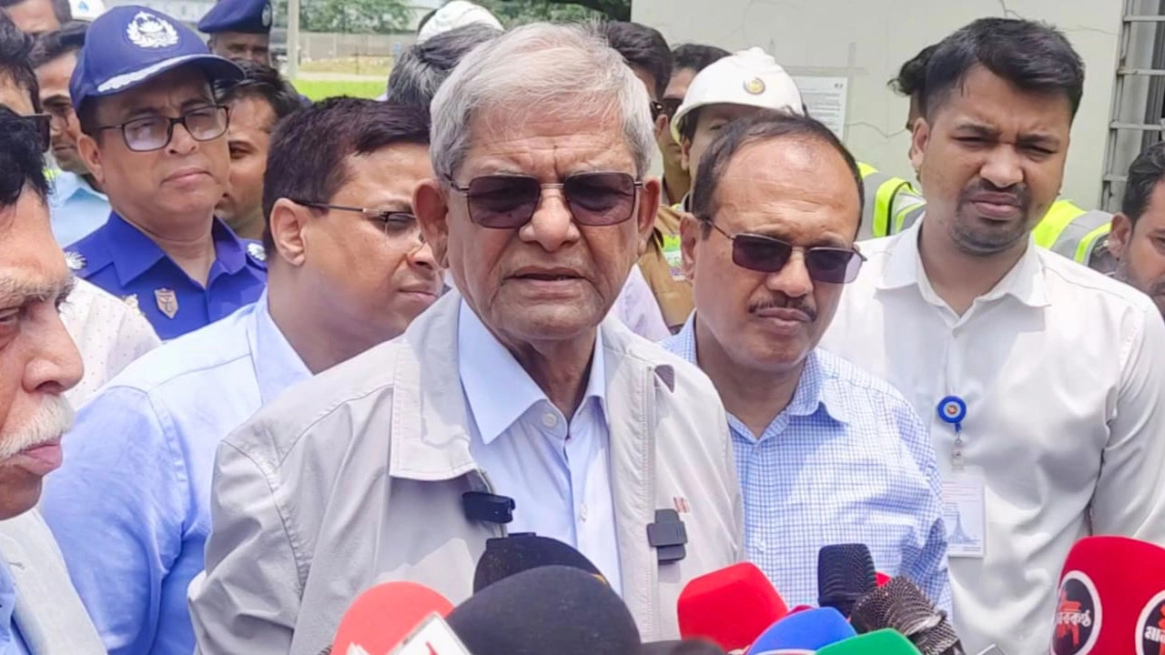 পল্লী উন্নয়ন ও সমবায় মন্ত্রী ও বিএনপির মহাসচিব মির্জা ফখরুল ইসলাম আলমগীর