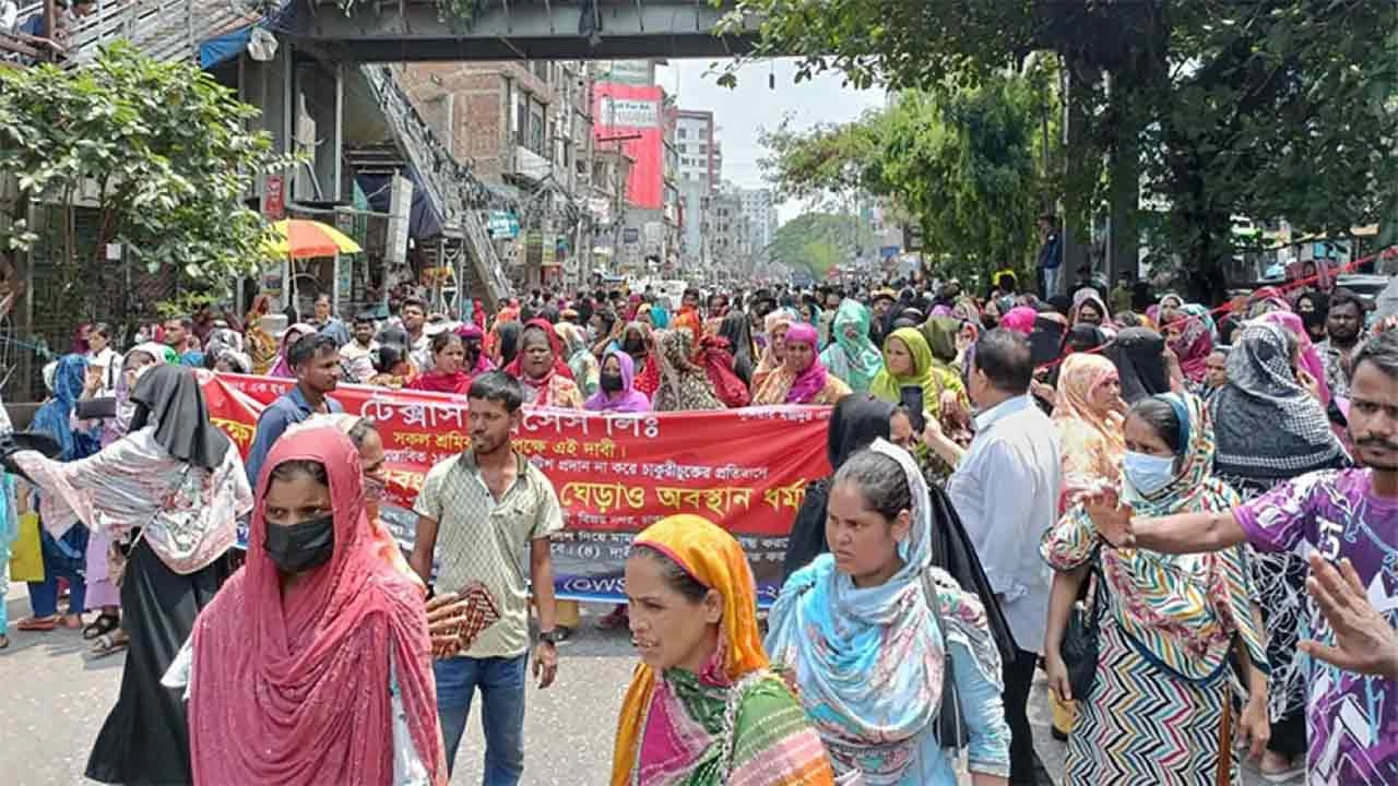 রামপুরায় সড়ক অবরোধ করে বিক্ষোভ কর্মসূচি পালন করছেন পোশাকশ্রমিকেরা।