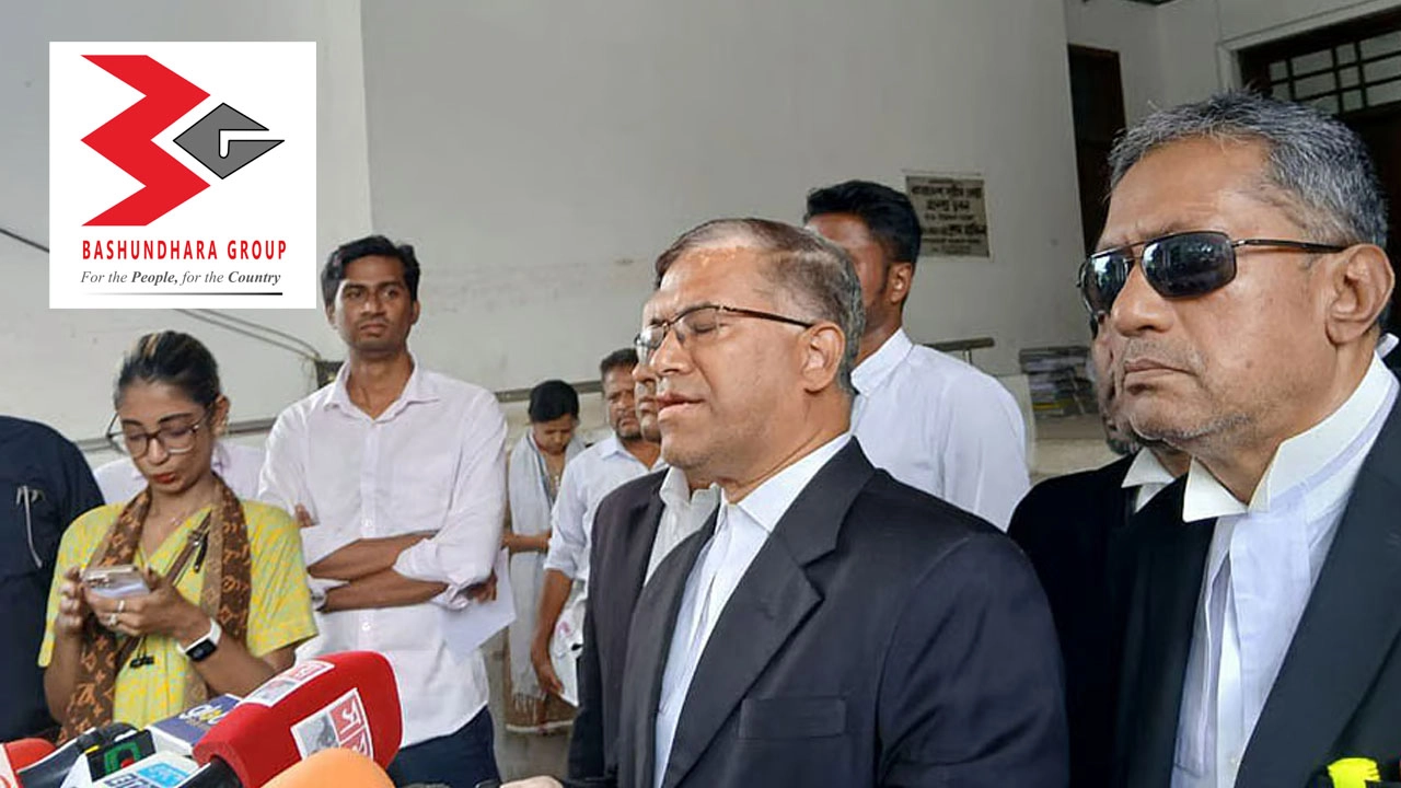 কথা বলছেন সুপ্রিম কোর্টের আইনজীবী এম সারওয়ার হোসেন।